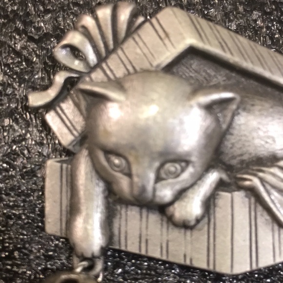 Vintage JJ Jonette Cat in Gift Box Playing with Bell Pewter Pin Brooch - Picture 4 of 12